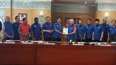 沙巴国阵主席邦莫达（右8）移交协调员委任状予沙巴马华主席拿督郑旭宏。