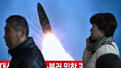 周一在韩国首尔一个火车站，电视新闻播报朝鲜发射弹道导弹的相关新闻。（图取自法新社）