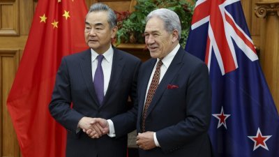纽西兰外交部长彼得斯（右）周一在惠灵顿会见中国外交部长王毅。（图取自法新社）