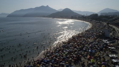 巴西里约热内卢遭热浪袭击，当地一处海滩上周日出现大批人潮。（图取自法新社）