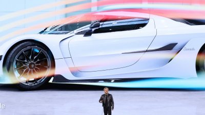 英伟达（NVDIA）联合创始人兼首席执行员黄仁勋发表GTC 2024的主题演讲《见证AI的变革时刻》时宣布，全球最大电动汽车公司比亚迪（BYD）将采用英伟达下一代智能汽车晶片Thor。（图取自法新社）