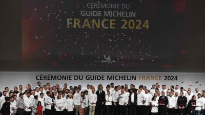 2024年《米其林指南》法国版在法国中部城市图尔出炉，新增62家星级餐馆，这些餐馆的经营者在当天举行的仪式上集体合影。（图取自中新社）