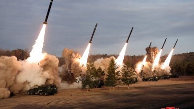据朝鲜官媒周二报导，最高领导人金正恩前一天现场指导西部地区炮兵部队的超大型火箭炮射击训练。图为训练现场照。（图取自朝中社/法新社）