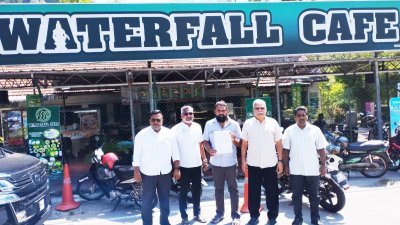 沙迪斯（左起）、大卫玛沙尔、安南达拉杰、拉玛沙米、基斯南沙美针对“瀑布咖啡店”（Waterfall Cafe）遭土地局下令搬迁一事召开记者会。