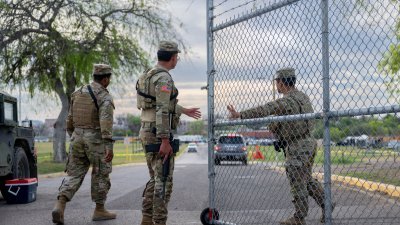 国民警卫队士兵于本月12日，在得州伊格尔帕斯谢尔比公园入口处巡逻。（图取自法新社）