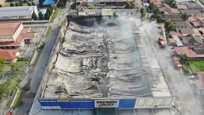 曼锐迈丁霸市日前发生火患，屋顶全坍塌。（图取自网络）