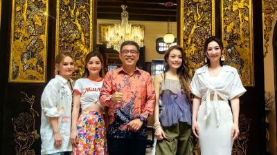 黄汉伟（中）在面子书晒出与阿娇（左起）、阿Sa、容祖儿及高海宁在槟城侨生博物馆的合照。