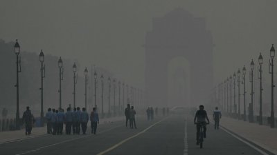 印度首都新德里去年10月经历一轮烟霾天气，纪念战争烈士的印度门无法清楚看见。（图取自法新社）