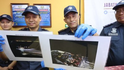 阿米努（右）展示，遭柔关税局逮捕的印尼籍偷渡客照片。