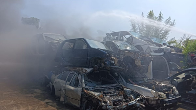 52辆已报废的交通工具，被大火烧毁。