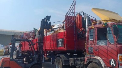 环境局出动大卡车，将非法再循环厂内294公吨塑料及电子废料，载往槟吉回收中心销毁。