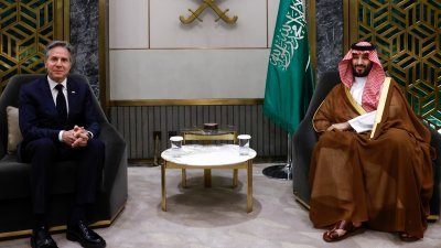 沙地阿拉伯王储穆罕默德（右）周三在吉达会见美国国务卿布林肯。（图取自法新社）