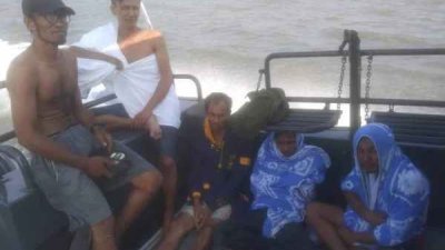 5名渔民在沉船逾4小时后获救。