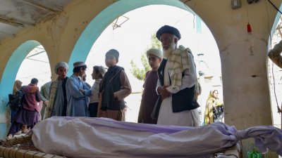 周四在阿富汗坎大哈的一座清真寺，亲属们出席袭击受害者的葬礼。（图取自法新社）