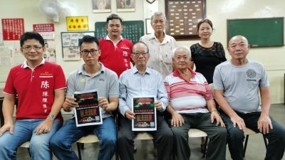 陈国治（坐者左起）、陈俊豪、杜万来、林庚成、张文搢与众筹委发布，2024华青团桌球交流赛详情。