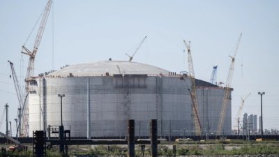 拜登对液化天然气的出口审查影响了原油和天然气产业的建设。图为在路易斯安那州新奥尔良南部的普拉克明教区密西西比河旁的Venture Global液化天然气工厂的施工现场。（图取自法新社）