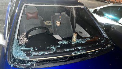 妇女所驾驶的轿车前方大镜碎裂。（峇株巴辖警方提供）