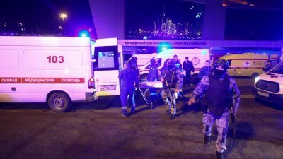 发生枪击事件后，医务人员和执法人员赶到受袭的音乐厅救援及调查。（图取自莫斯科通讯社/法新社）