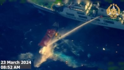 图为菲律宾武装部队周六拍摄的航拍图，显示一艘中国海警船对一艘前往仁爱礁执行轮换补给任务的菲律宾补给船发射水炮。（图取自菲律宾武装部队/法新社）