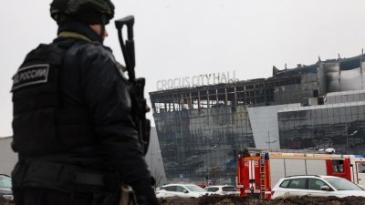 俄罗斯莫斯科近郊“番红花市政厅”音乐厅周五发生恐袭事件，一名执法人员事发后在现场巡逻。（图取自法新社）