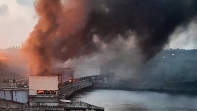 乌克兰总理什梅加尔的Telegram频道提供的照片，显示周五俄罗斯在乌克兰第聂伯河发动袭击后，第聂伯河水坝上空浓烟滚滚。（图取自乌克兰总理什梅加尔Telegram频道）