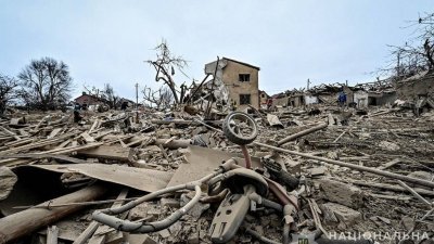 图为乌克兰东南部扎波罗热市遭到导弹袭击后被毁坏的房屋。（图取自乌克兰国家警察/法新社）