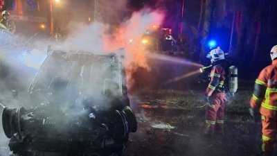 迈威车疑失控翻覆后起火，司机无法逃生而当场丧命。