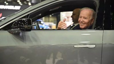 美国总统拜登2022年参观底特律的北美国际车展时，驾驶凯迪拉克Lyriq电动车。（法新社档案照）