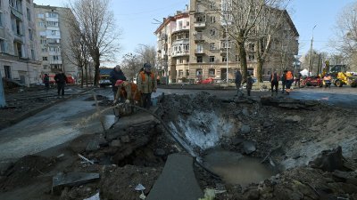乌克兰基辅市政服务人员周四在调查和修复俄罗斯导弹造成的损坏情况。（图取自法新社）