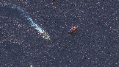 菲律宾称中国海警于周六在南中国海仁爱礁水域附近，封锁了他们的补给船，并用水炮对其攻击。（卫星图像取自Maxar Technologies/法新社）