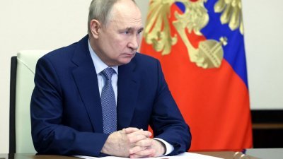 俄罗斯总统普京上周五在莫斯科郊外的新奥加廖沃官邸通过视频会议主持会议。（图取自法新社）