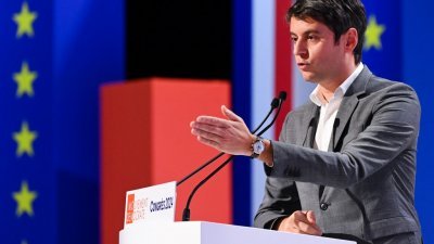 法国总理阿塔尔当地时间上周六在中部城市布卢瓦出席党代表大会时发表讲话。（图取自法新社）