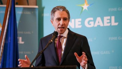 爱尔兰统一党新党魁哈里斯当地时间上周日，在中部小镇阿斯隆举行的党大会上发表讲话。（图取自法新社）
