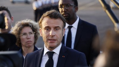 法国总统马克龙周一对法属圭亚那展开为期两天的访问，他抵达机场时对记者发表讲话。（图取自法新社）