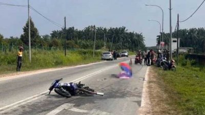 1名19岁女学员生骑摩哆在路口转弯时，先后遭2辆轿车撞，当场毙命。
