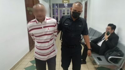 中年泰籍男子（左）周一被控走私汽油至泰国，被告原本认罪不讳，惟在经过与律师讨论后，否认有罪。