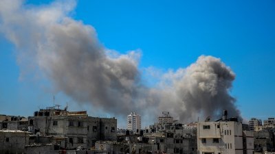 以色列军队上周六轰炸了加沙市希法医院的附近区域，浓烟滚滚冲上天空。（图取自法新社）