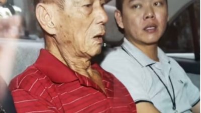 谢镇华（左）杀害媳妇王月玲后自首，并在几天后被警方带到法庭面控。