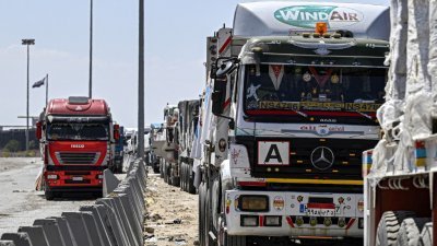 运载人道主义援助物资前往加沙的埃及卡车，上周六在埃及一侧的拉法过境点外。联合国机构称，以色列已明确禁止联合国运送救援物资到加沙北部。（图取自法新社）