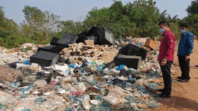 务边环境局办事处朝偏远的农耕区，有超过10个大大小小的非法垃圾堆，令郑国霖（左）感到震惊。