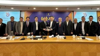 为加强马中新能源轿车合作，马华将引领重庆进出口商会与马来西亚企业共谋发展，开拓更多双方经贸交往，并谛造双赢局面。