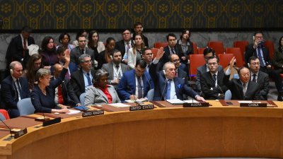 联合国安理会当地时间周一通过要求加沙“立即停火”，从而实现持久休战，并立即无条件释放所有人质的决议。投票期间，美国常驻联合国代表托马斯-格林菲尔德（右2）投弃权票。（图取自法新社）