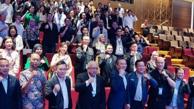 在推介礼上，黄思汉（左5起）、杨凯斌以及参与CXO俱乐部的企业家举起拳头，显示对计划充满信心。