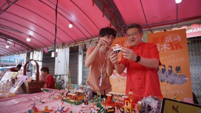 Brick in Plastic创办人黄曾静（左起）于今年2月振林山新春活动上为依斯干达公主城国会议员刘镇东讲解其作品。