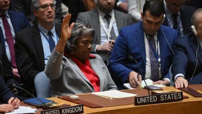 联合国安理会在14票赞成，美国弃权下，通过一项呼吁立即在加沙停火的决议。图为美国常驻联合国代表托马斯-格林菲尔德在纽约联合国总部举行的关于中东局势的会议上，对立即在加沙停火的决议投了弃权票。（图取自法新社）