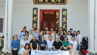 马大师生与台湾学者登访太平增龙会馆后合照。坐者左5为会长林锡华，坐者右为李永球。