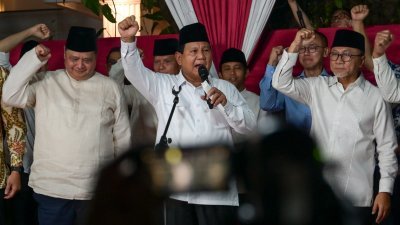 印尼中央选举委员会3月20日确认现任国防部长、总统候选人普拉博沃（中）胜出大选后，普拉博沃随后在位于雅加达的住家发表胜利演说