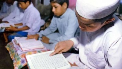 男孩们在印度东北部阿萨姆邦古瓦哈提的一所伊斯兰学校学习《可兰经》。（图取自法新社档案照）