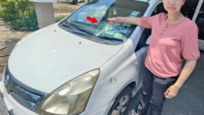 颜艾菱的轿于周一凌晨约2时40分，被人丢掷砖块，导致车前挡风玻璃镜破裂。