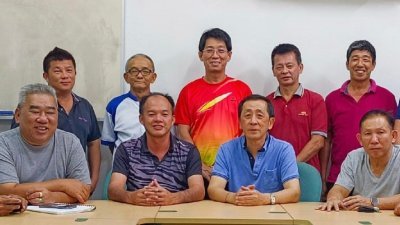 苏金祥(左4)呼吁宗亲踊跃参与2024年度会员大会。